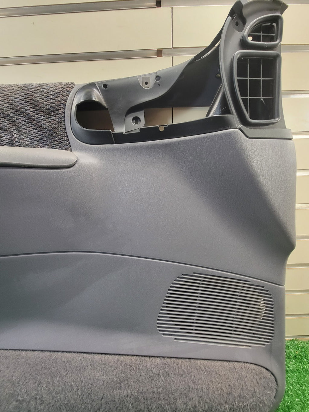 🔥96 - 00 CARAVAN VOYAGER TOWN & COUNTRY LEFT FRONT DOOR PANEL GRAY
