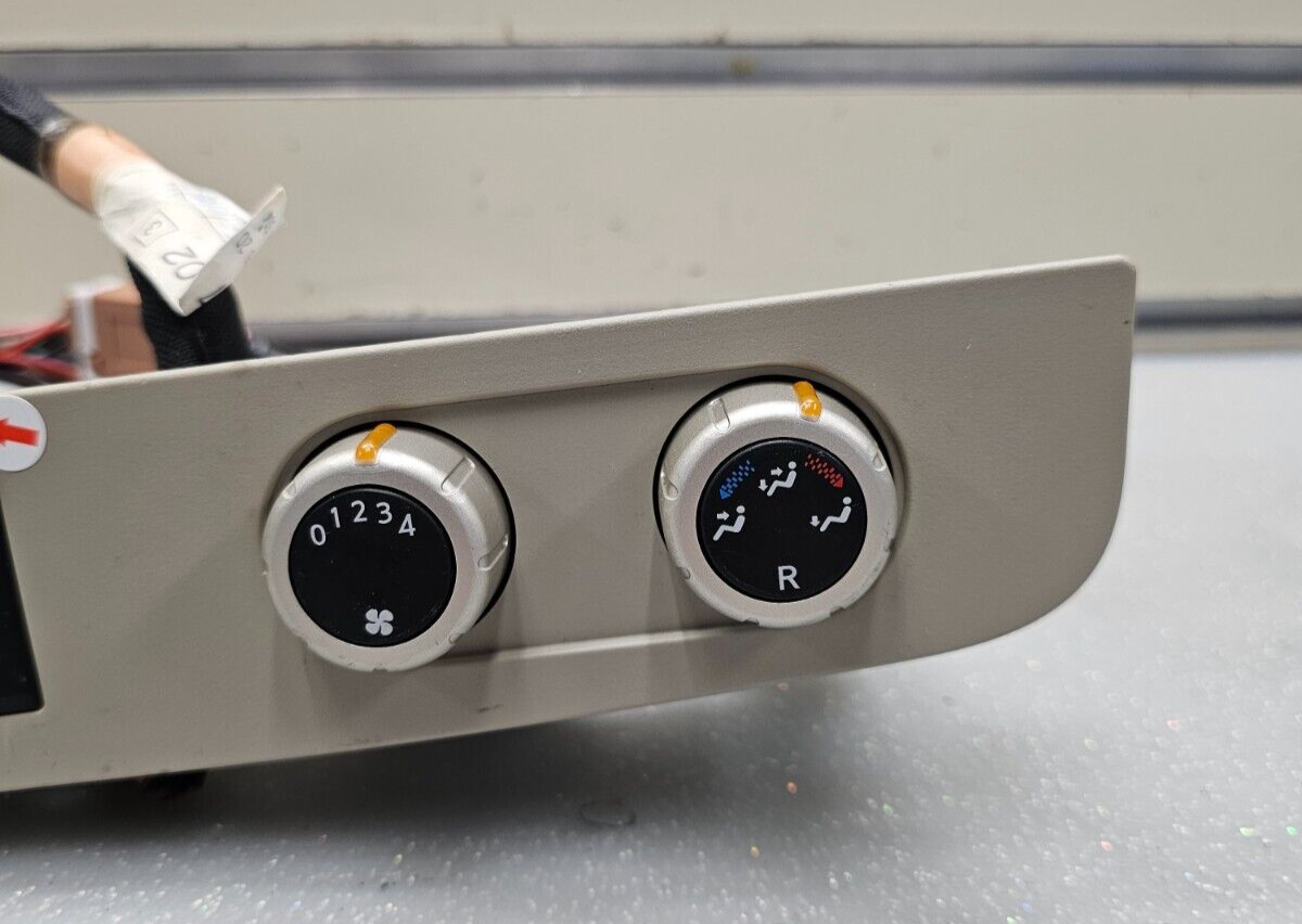 🔥2004 - 2007 INFINITI QX56 Rear Audio Radio Control Panel