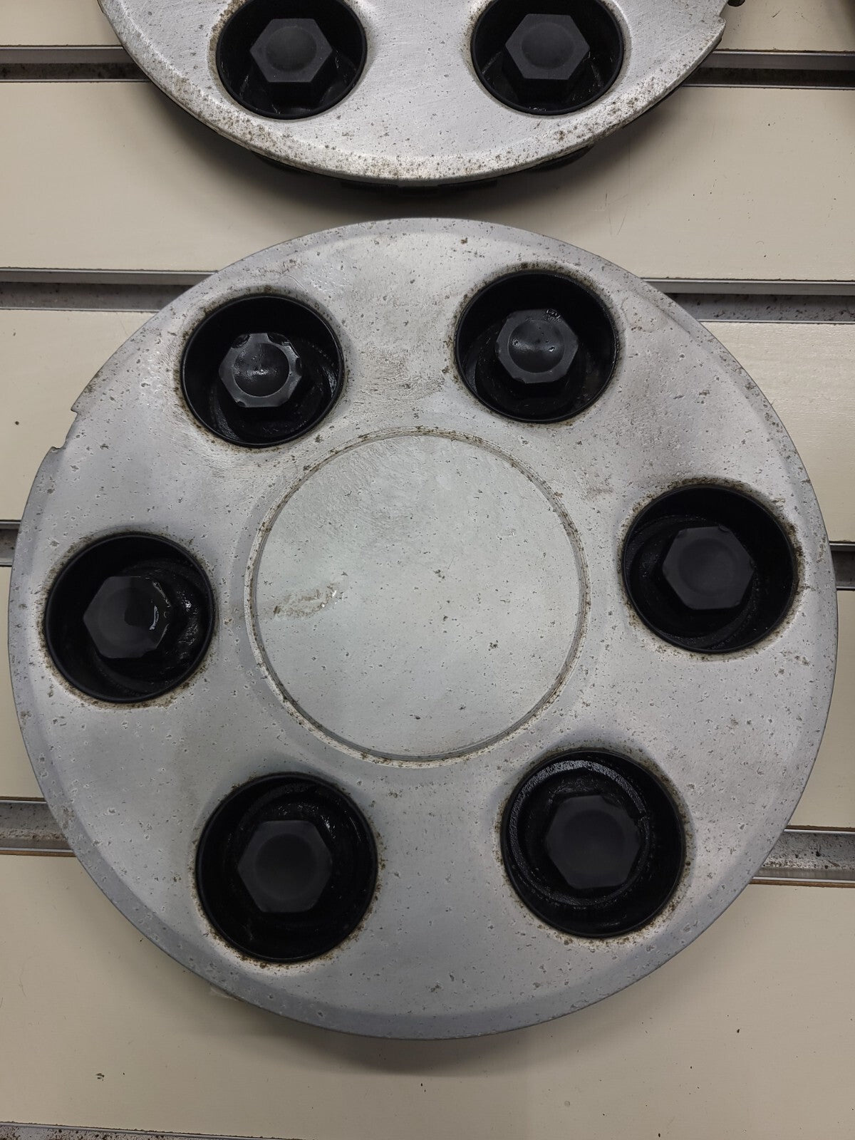 2003 -2007 Tahoe Avalanche Silverado 1500 OEM Wheel Center Cap no emblem