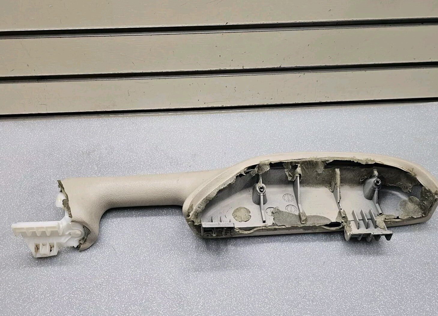 03-06 Chevrolet GMC Silverado Tahoe Front Right Door Armrest Handle Light Tan H2