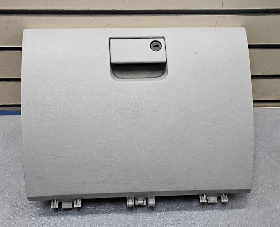 🔥06-09 PT Cruiser Dash Glove Box  Compartment Assembly Instrument Panel LT Gray