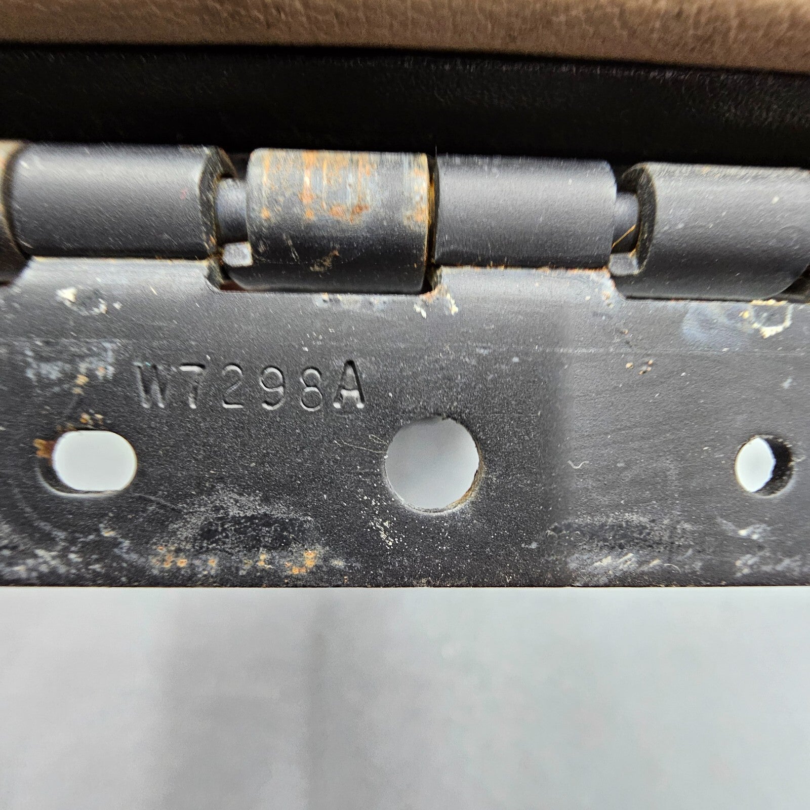 05-09 EQUINOX TORRENT Front Floor Center Console Lid Armrest Top Pad Storage Tan