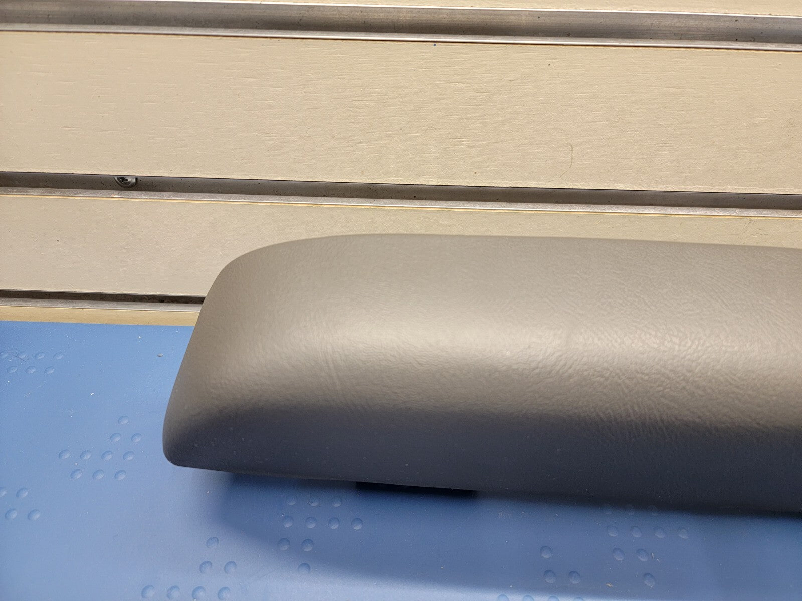03-06 Silverado SIERRA TAHOE Door Panel ARMREST Front right Handle graphite H2