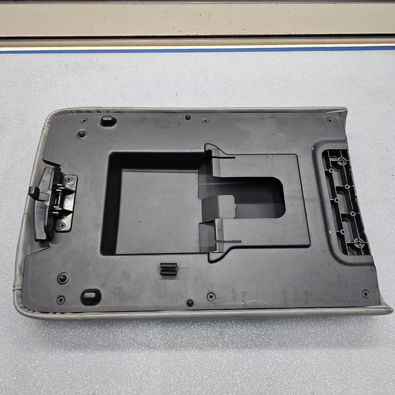 03-06 EXPEDITION Center Console Arm Rest Storage Cover Top Pad Lid Assembly Gray