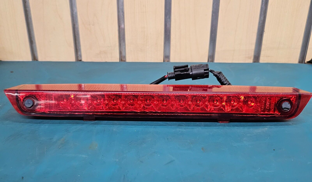 🔥08-10 VUE 10-13 CAPTIVA CENTER THIRD HIGH MOUNT BRAKE TAIL LIGHT LAMP ASSEMBLY