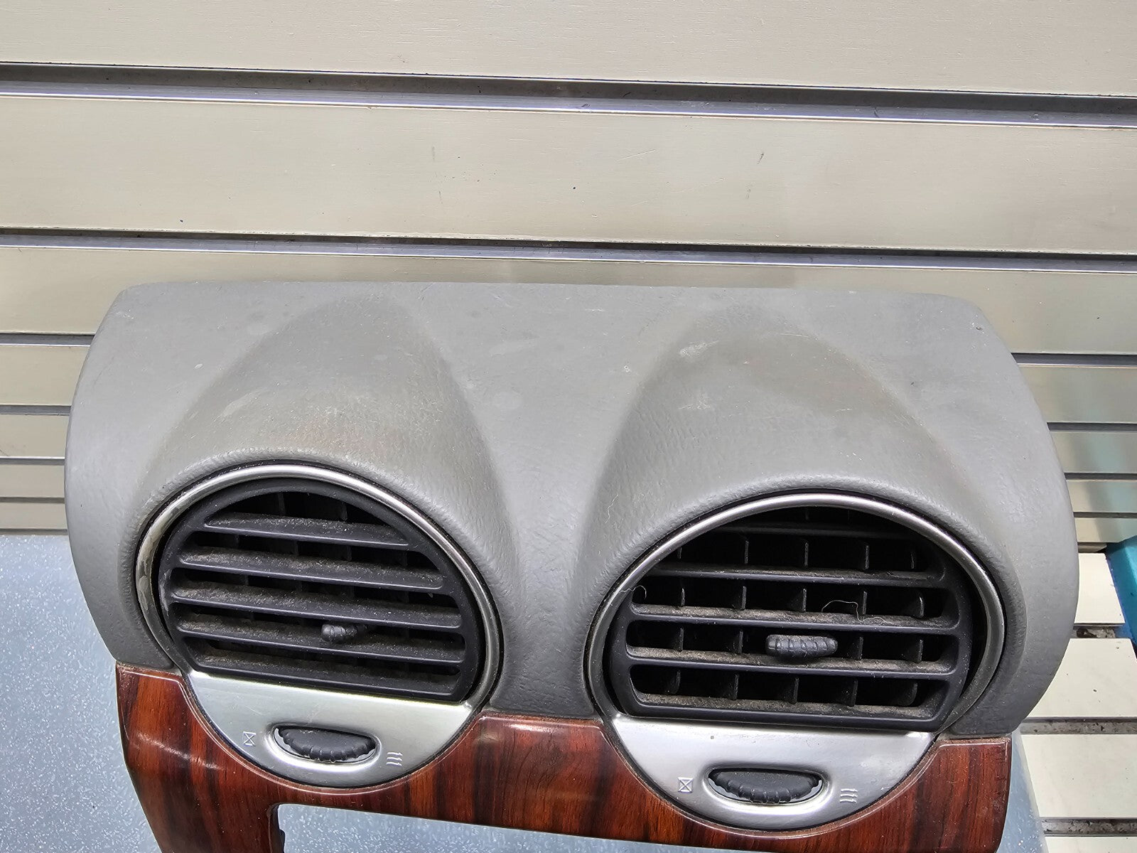 03-08 ENVOY XL FRONT RADIO DASH SURROUND BEZEL TRIM PANEL CLIMATE WOODGRAIN B45