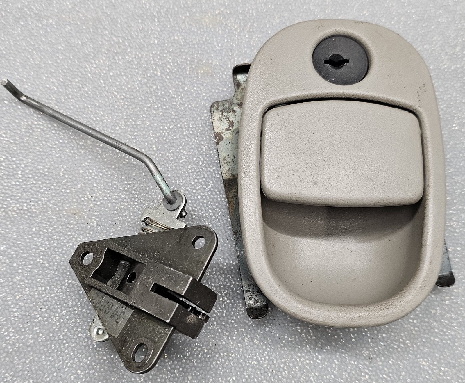🔥2005-2009 Chevrolet Equinox GLOVE BOX LATCH LIGHT GREY