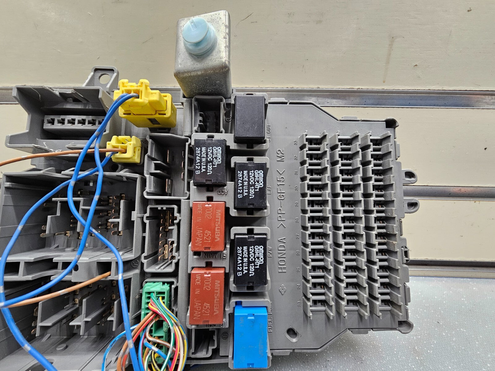 🔥03-05 Honda Accord 4cyl 4dr sedan INTERIOR Engine Fuse Relay Box Compartment