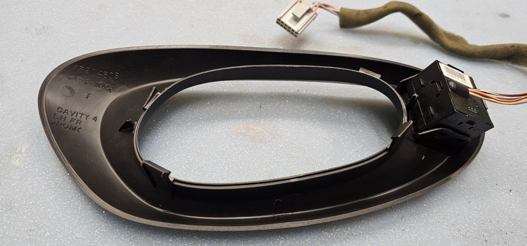 🔥02-09 TRAILBLAZER FRONT LEFT DRIVER DOOR INSIDE HANDLE BEZEL CONTROL BLACK
