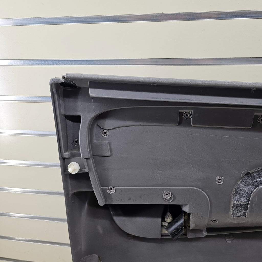 02-09 CHEVY TRAILBLAZER Door Panel  FrontRIGHT Passenger armrest GRAY -silver D8