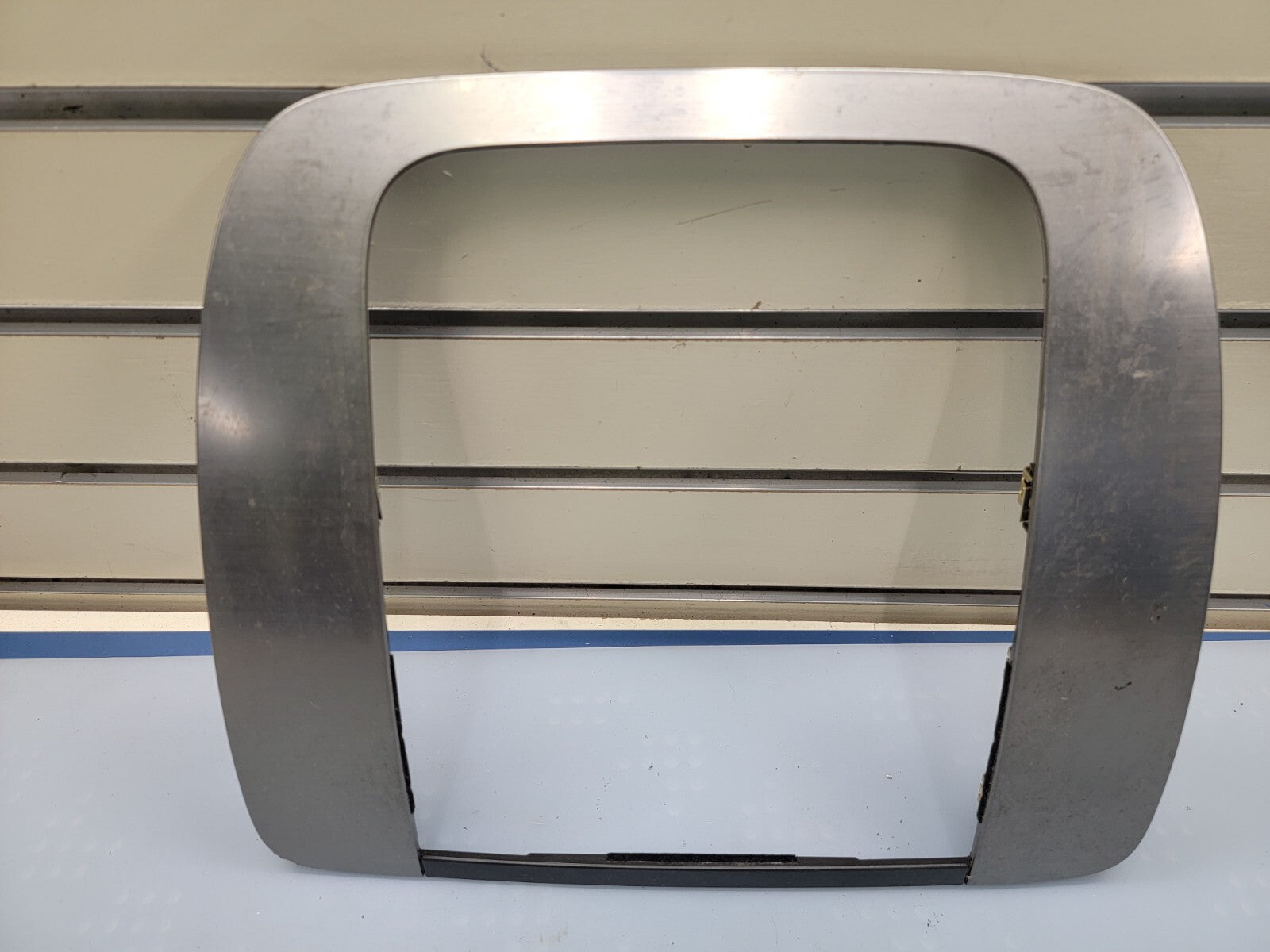 🔥07-13 SUBURBAN TAHOE YUKON CENTER DASH RADIO BEZEL TRIM SILVER