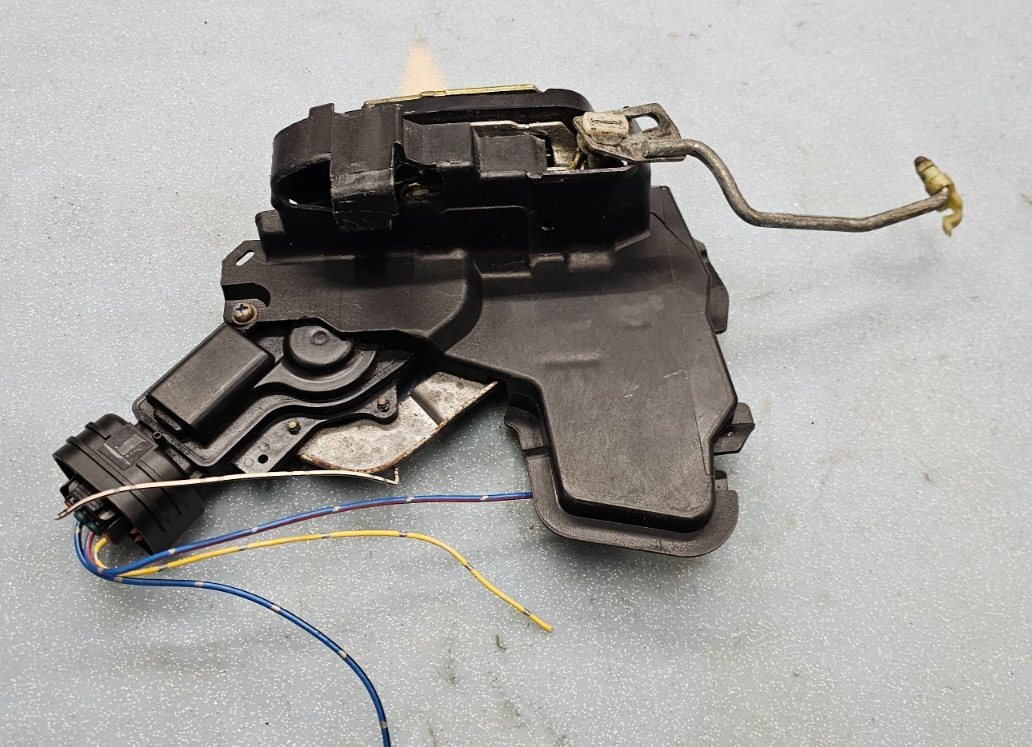 🔥97-01 Toyota Camry Front Right Side Power Door Lock Actuator Latch Assembly
