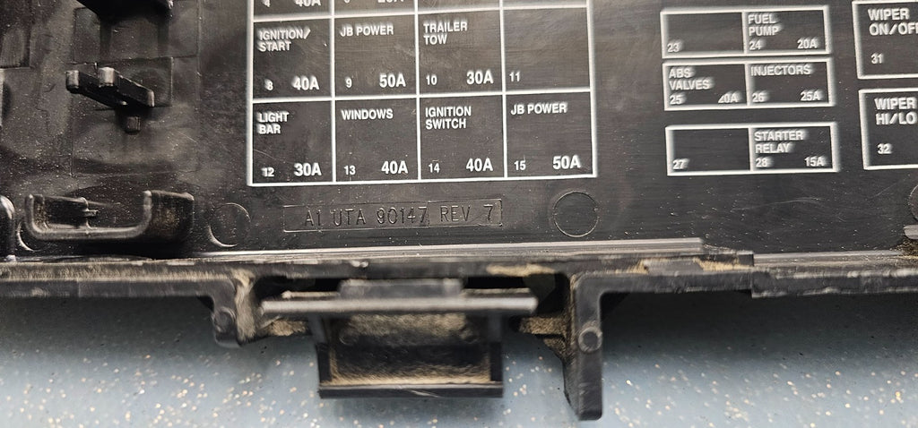 🔥05-07 Liberty Hood Engine Relay Fuse Box Body Control Module Junction Block 
