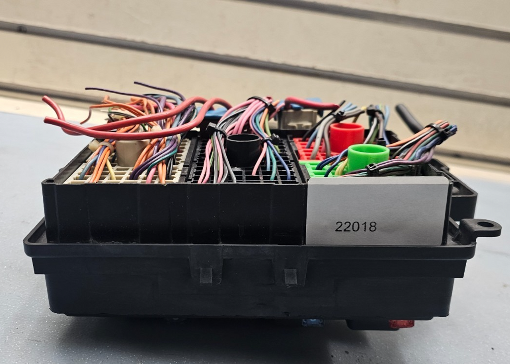 🔥99-02 Sierra Silverado Fuse Box Relay Unit Integrated Power Module Block