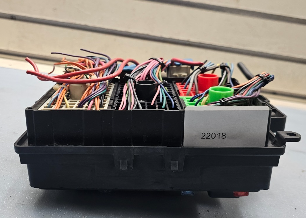 🔥99-02 Sierra Silverado Fuse Box Relay Unit Integrated Power Module Block