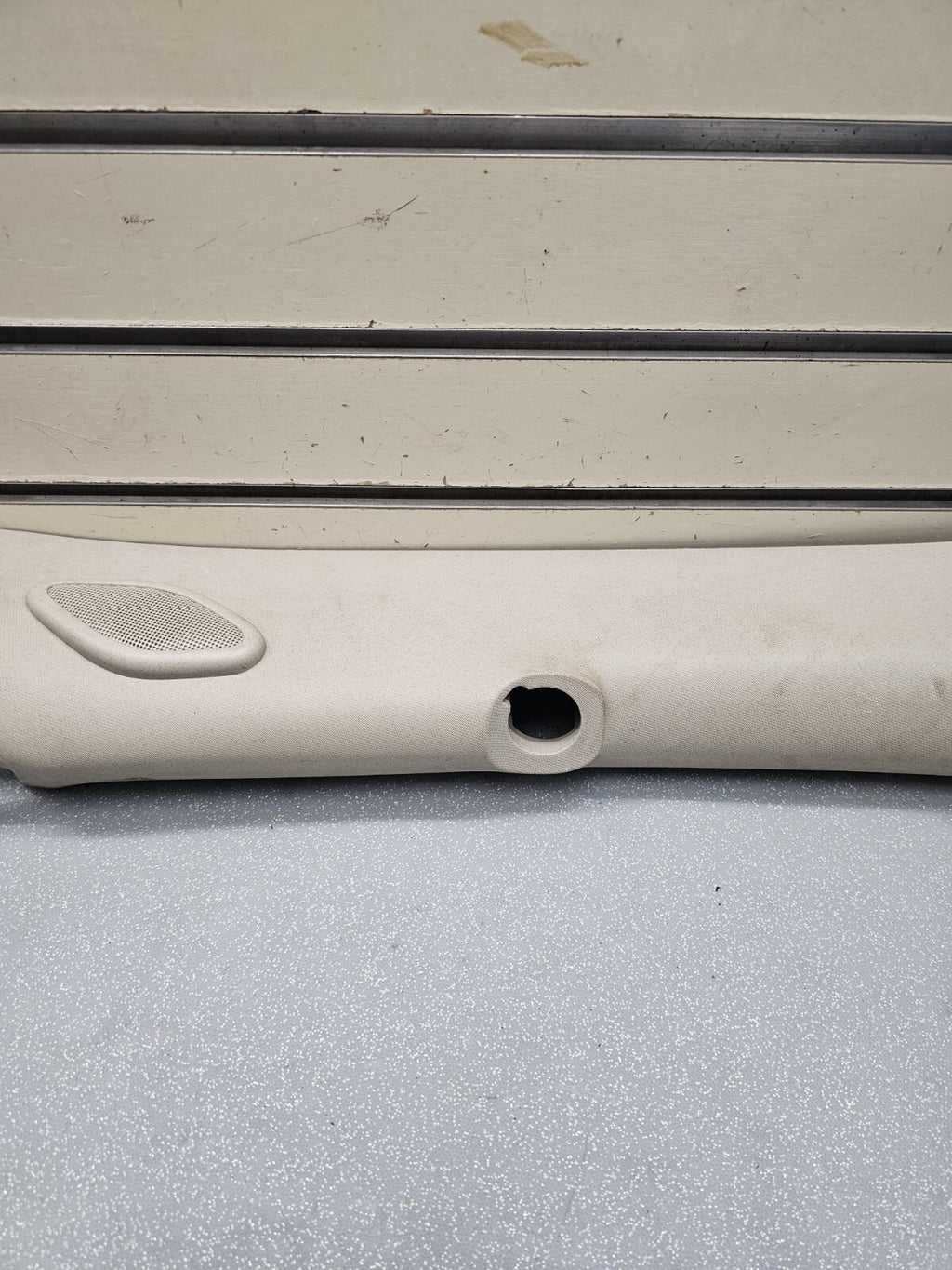07-13 Silverado Sierra A Pillar Roof Molding RIGHT Passenger  Speak Lt GRAY P2