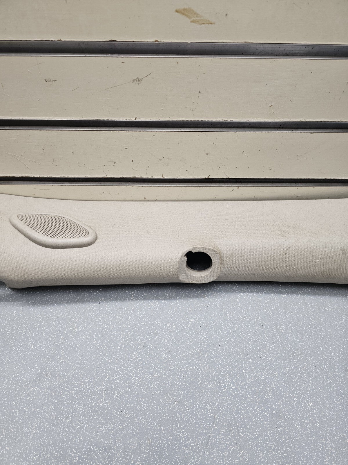 07-13 Silverado Sierra A Pillar Roof Molding RIGHT Passenger  Speak Lt GRAY P2