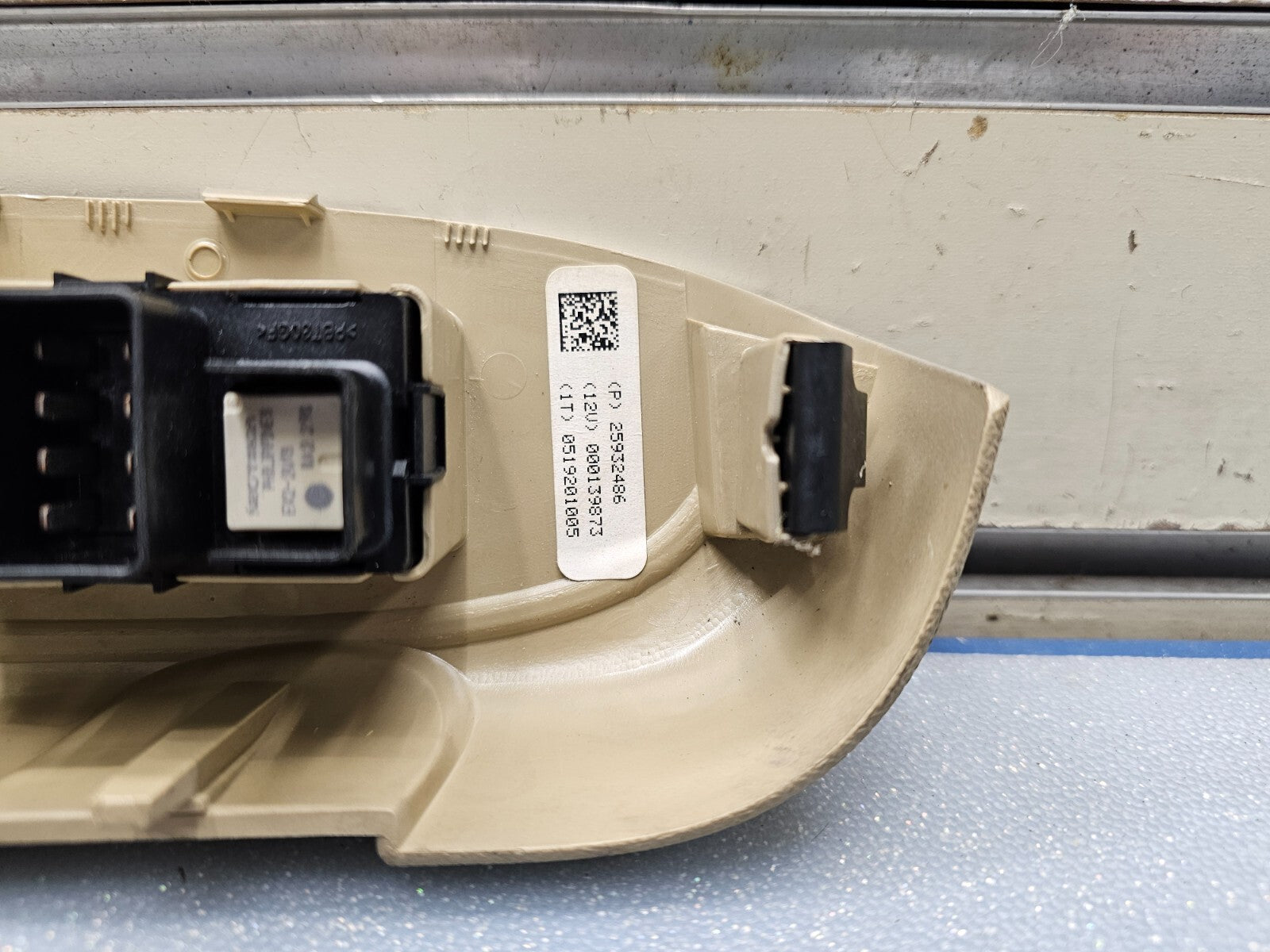 07-10 SILVERADO SIERRA PASSENGER RIGHT SIDE POWER WINDOW SWITCH SILVER/TAN WS47