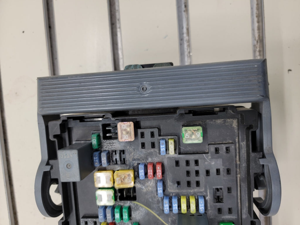 🔥 2007-2009 Tahoe Suburban Yukon Fuse Box Module A215 gray grey