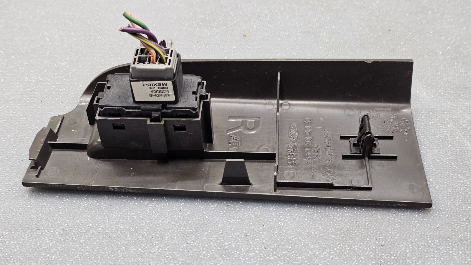 08-12 Escape Focus Front Right Passenger Door Power Window Switch Assembly Gray