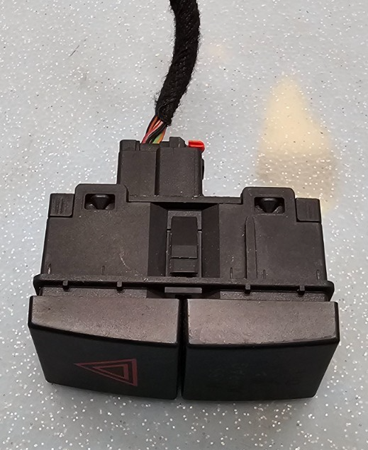 🔥05-07 Ford Focus Emergency Hazard Light Flasher Button Control Switch Assembly