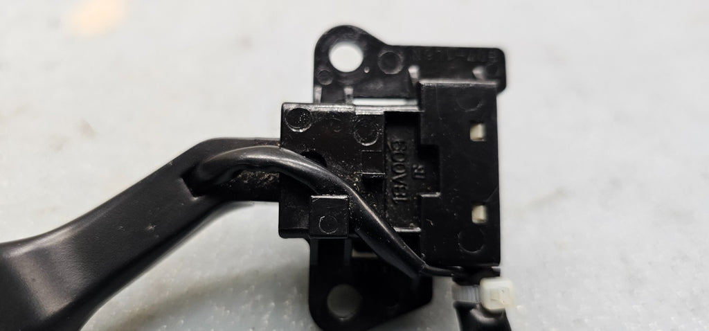 🔥03-08 Toyota Corolla Matrix Vibe Steering Wheel Cruise control Switch Assembly
