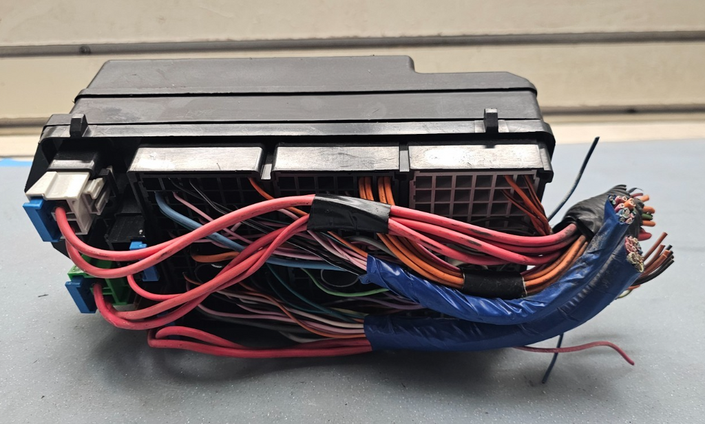 99-04 CENTURY REGAL FUSE BOX ENGINE 3.1L Accessory Wiring JUNCTION MODULE Block