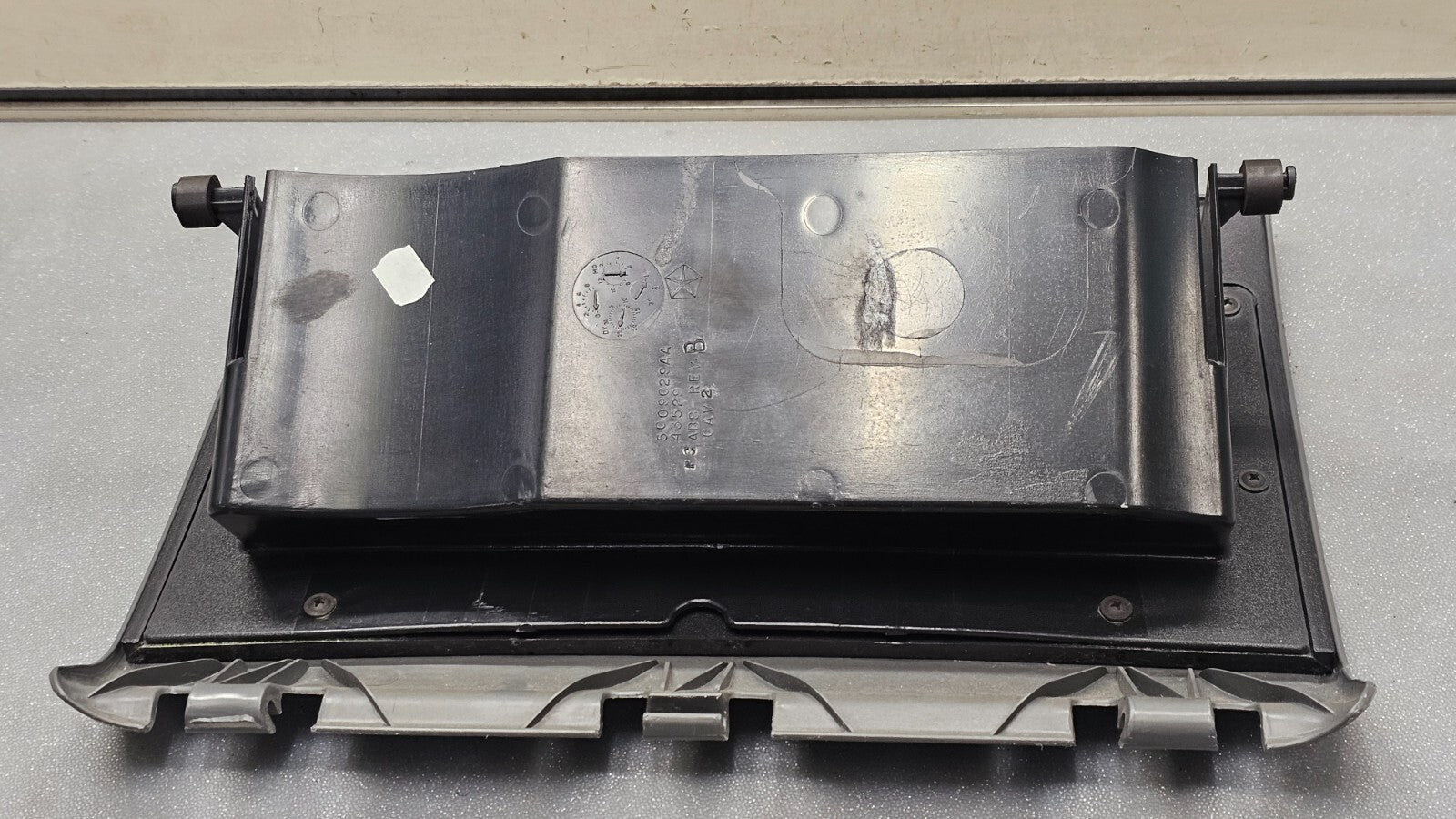 🔥01-07 CARAVAN TOWN COUNTRY VOYAGER DASH GLOVE BOX COMPARTMENT ASSEMBLY GRAY