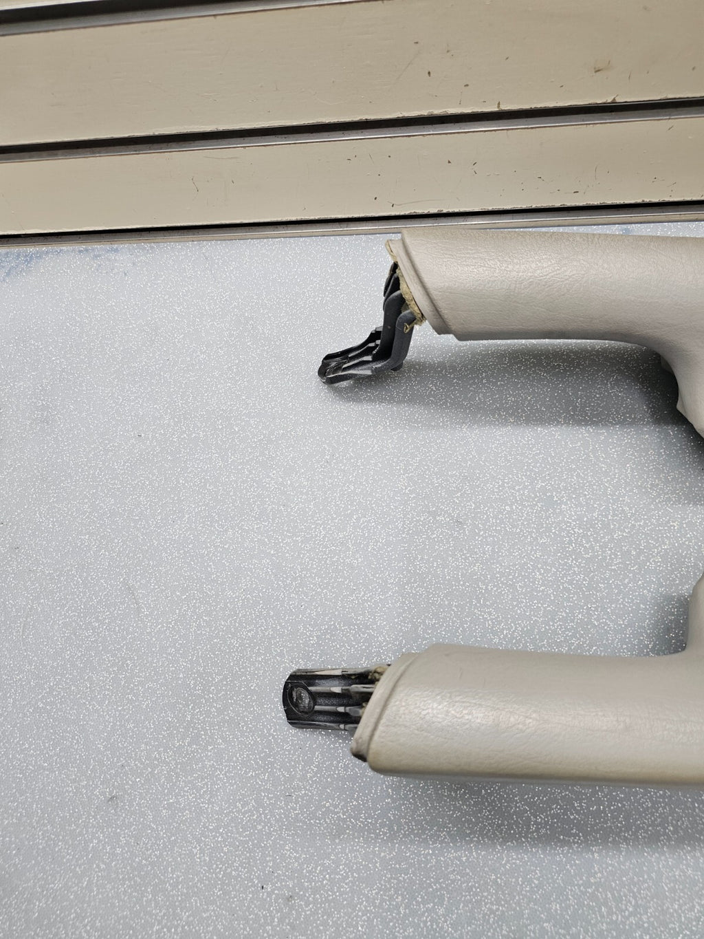 02-09 TRAILBLAZER Door Panel ARMREST Pull Handle LEFT/RIGHT Set 2 Light GRAY H4