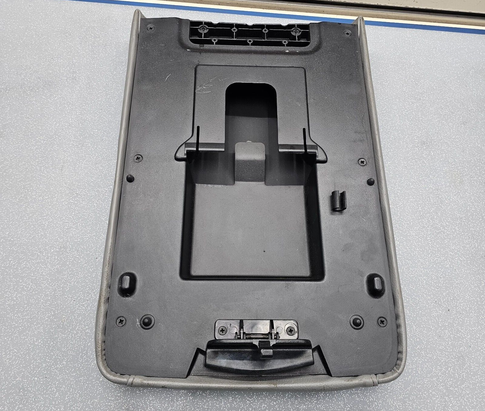 03-06 EXPEDITION Center Console Arm Rest Storage Cover Top Pad Lid Assembly Gray