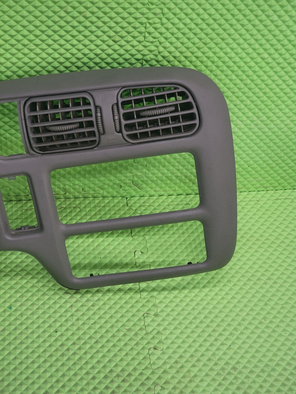 98-04 BLAZER S10 JIMMY SONOMA Cluster Dash Radio Bezel Tan C8