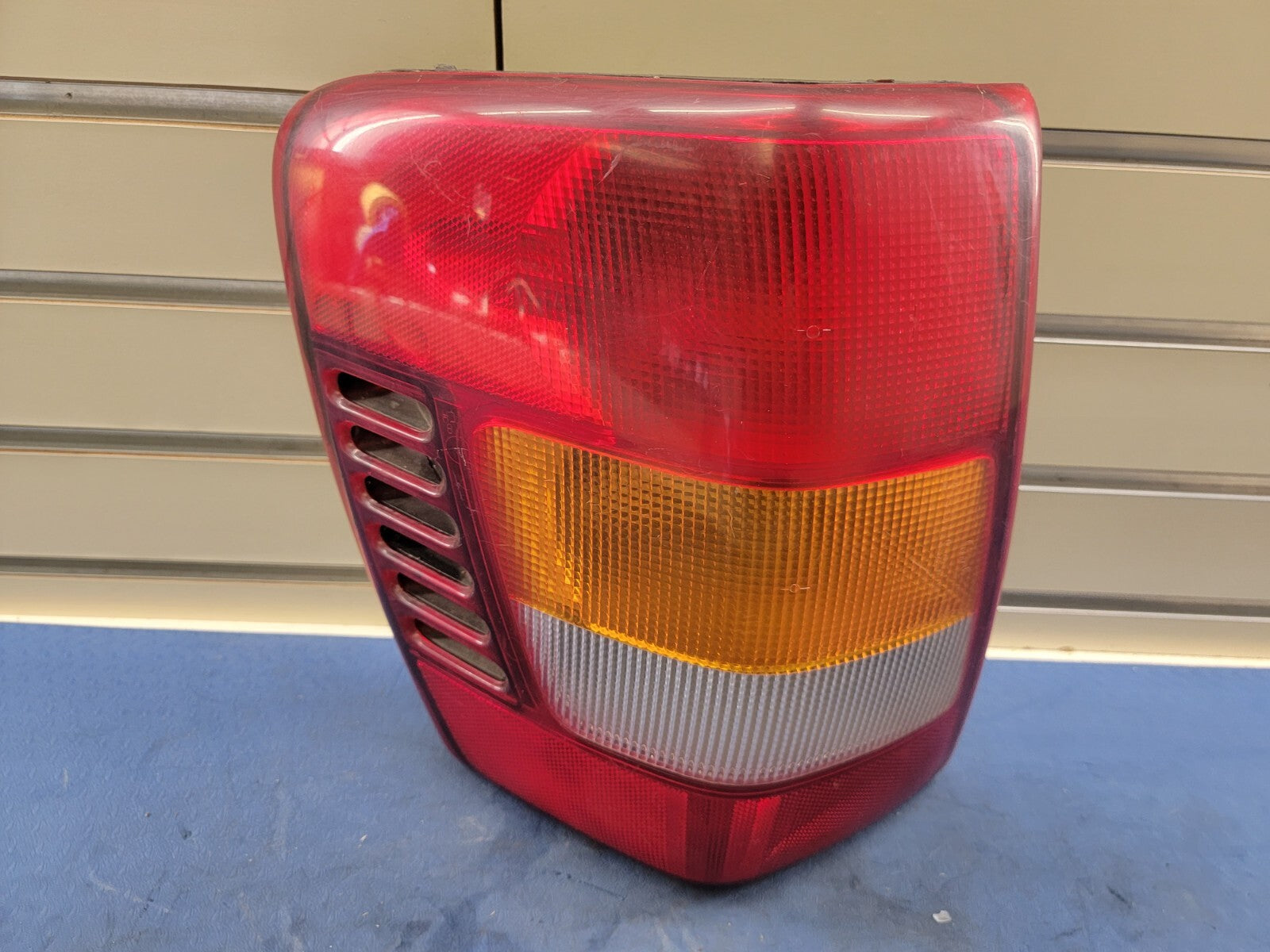 🔥1999-2004 Jeep GRAND Cherokee Rear DRIVER Side Tail Light Light OEM