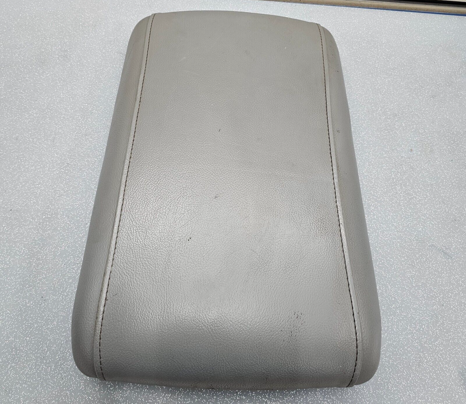 03-06 EXPEDITION Center Console Arm Rest Storage Cover Top Pad Lid Assembly Gray