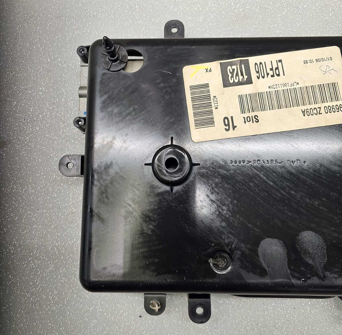 🔥04-05 Titan 04-13 Armada  Entertainment Console Back Plate DVD Screen Assembly