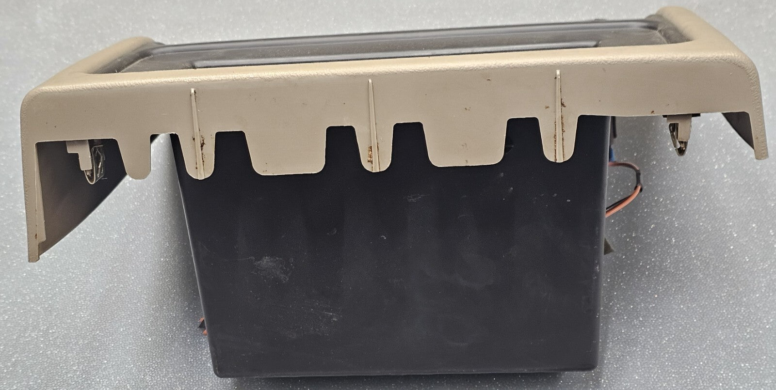 🔥03-06 CHEVY SILVERADO TAHOE GMC SIERRA CENTER CONSOLE STORAGE CUBBY TRAY TAN