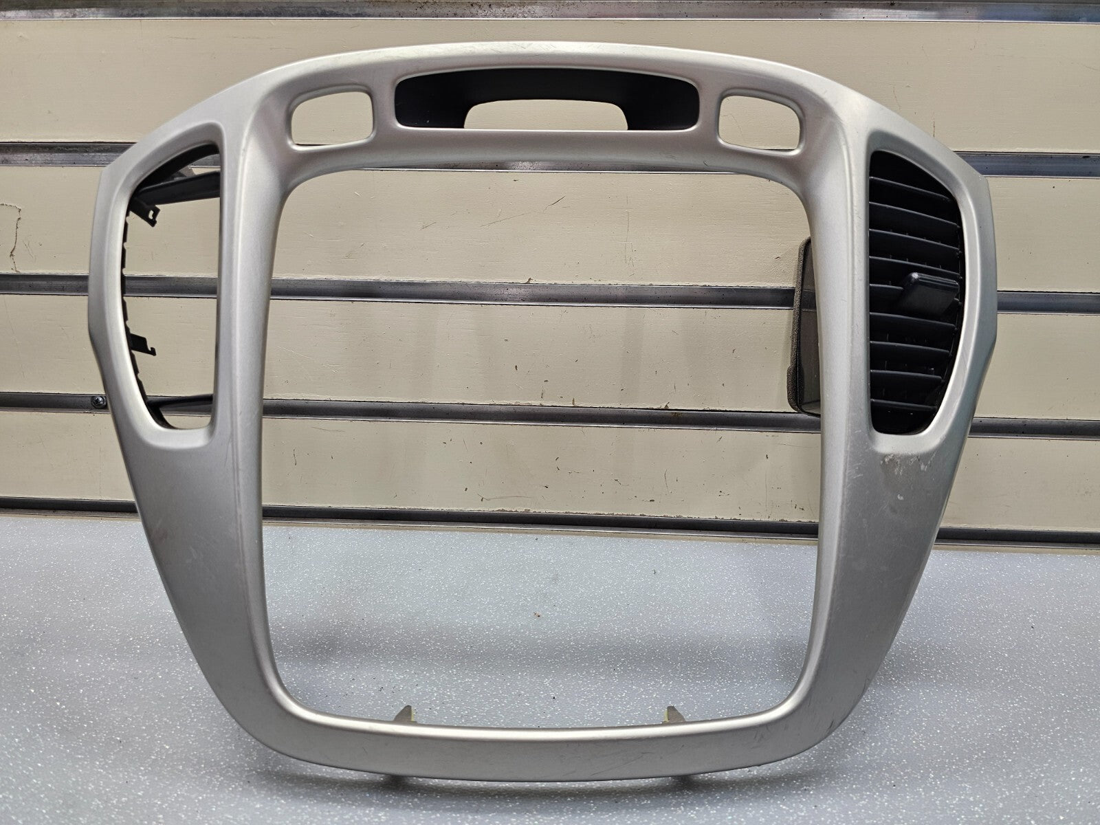 01-07 TOYOTA HIGHLANDER CENTER DASH RADIO CLIMATE TRIM SURROUND BEZEL SILVER B66