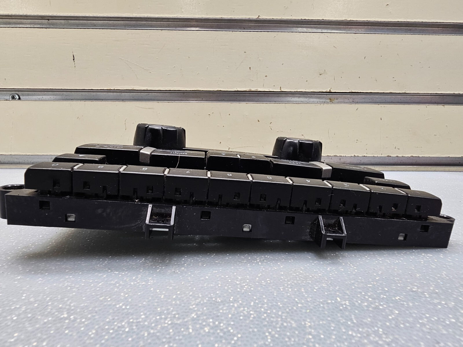 09-12 Ford F150 Center Dash AM/FM CD AUX Radio Stereo Faceplate Trim Panel Black