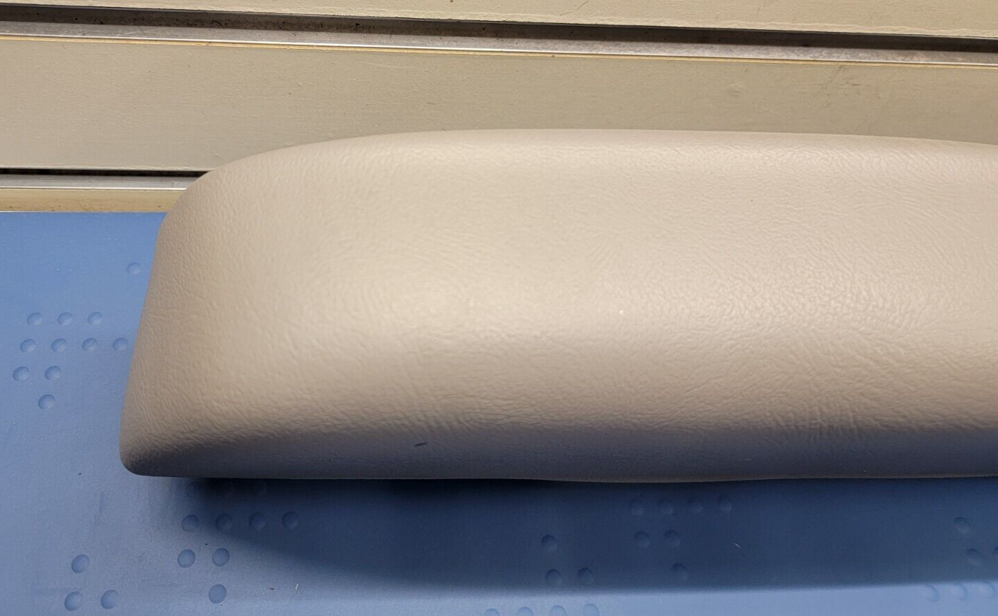 03-06 Silverado SIERRA TAHOE Door Panel ARMREST Front right Handle light gray H2