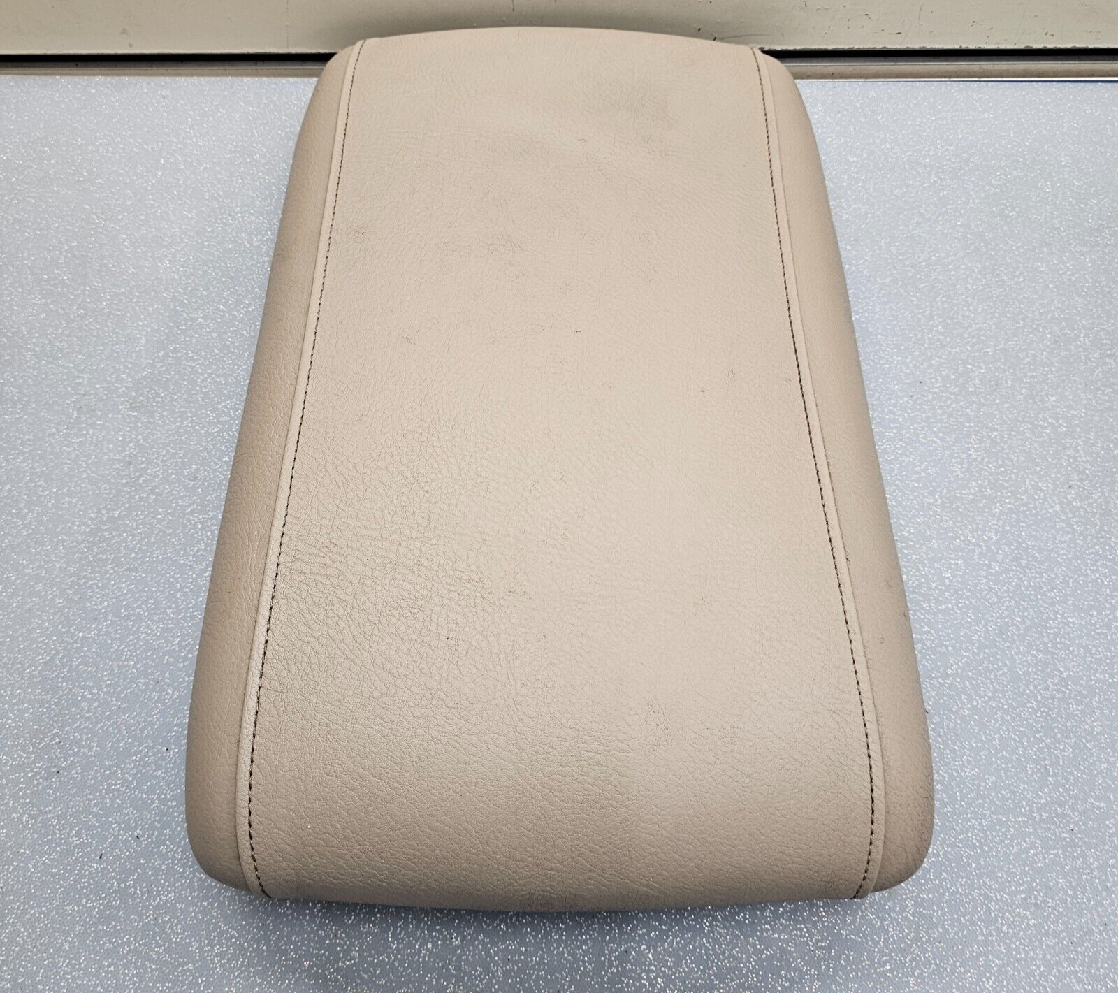 03-06 EXPEDITION Center Console Arm Rest Storage Cover Top Pad Lid Assembly Tan