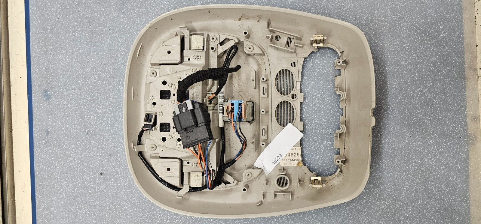 02-09 CHEVY TRAILBLAZER OVERHEAD CONSOLE DOME LIGHT MAP COMPARTMENT TAN