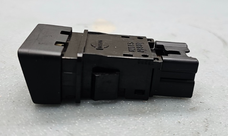 04-15 Armada Titan Hazard Emergency Warning Light Button Control Switch Assembly