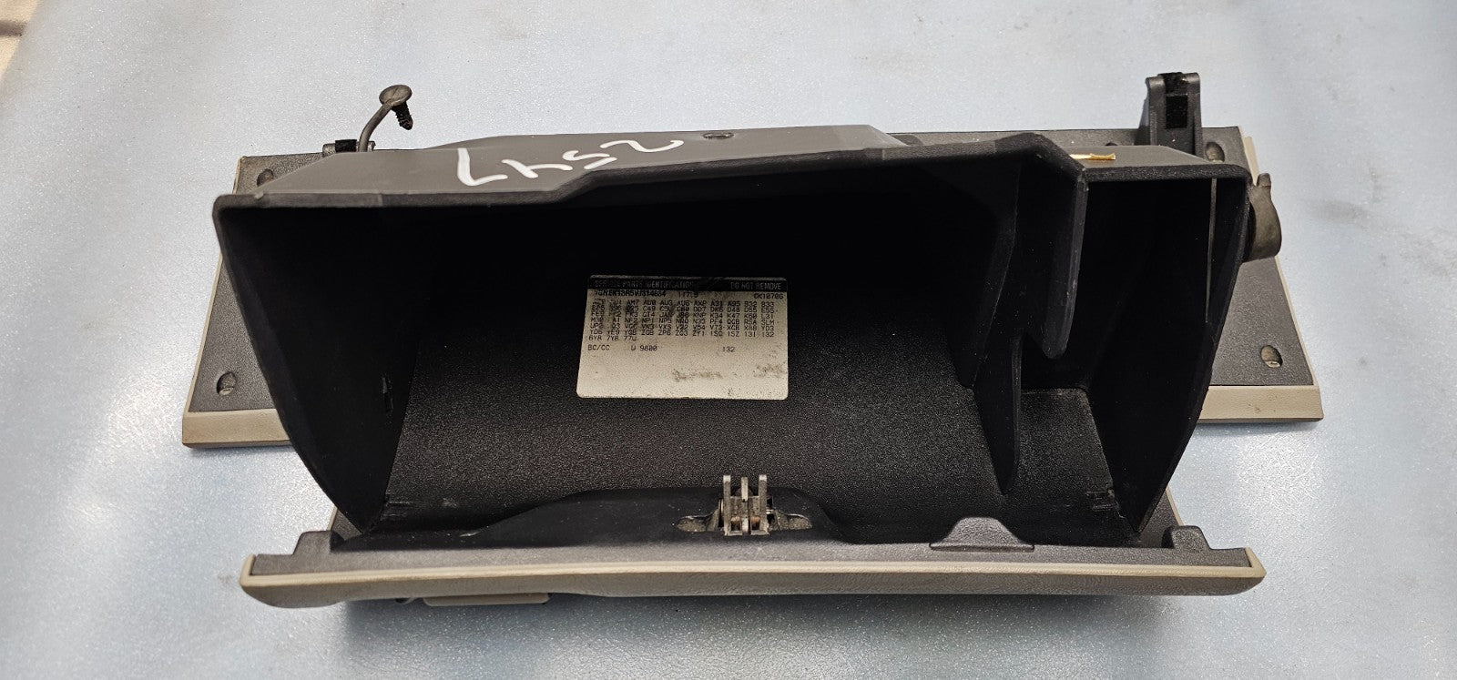 95-99 CHEVY GMC TRUCK SILVERADOC/K Glove Box Storage Compartment Assembly TAN