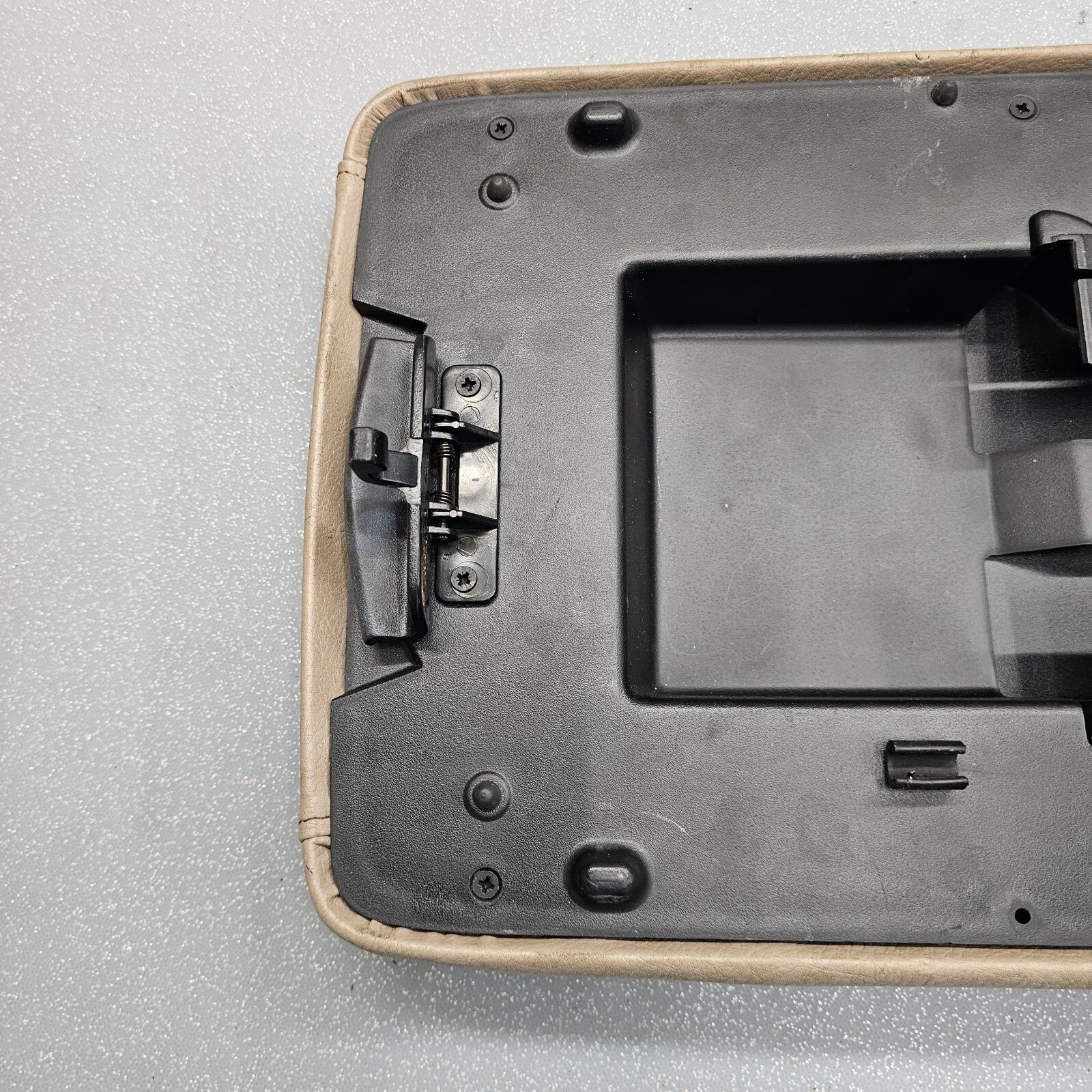 03-06 EXPEDITION Center Console Arm Rest Storage Cover Top Pad Lid Assembly Tan