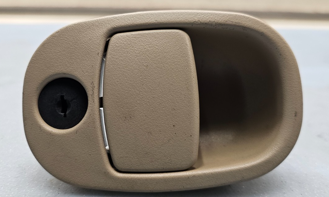 🔥02-05 TRAILBLAZER ENVOY RAINIER GLOVE BOX COMPARTMENT LATCH HANDLE TAN