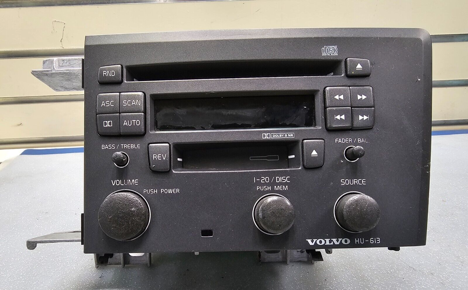 01-05 VOLVO S60 DASH AM FM RADIO RECEIVER AUDIO HEAD UNIT CASETTE CD PLAYER OEM