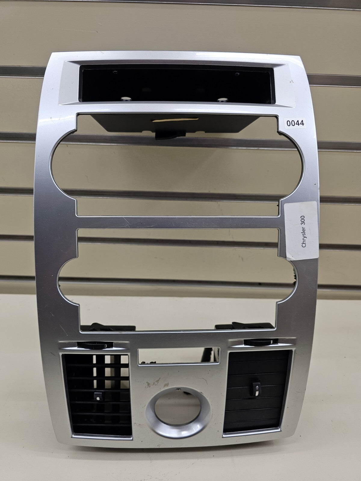 🔥05-07 CHRYSLER 300 CENTER DASH RADIO BEZEL CENTER TRIM PANEL SILVER OEM B16