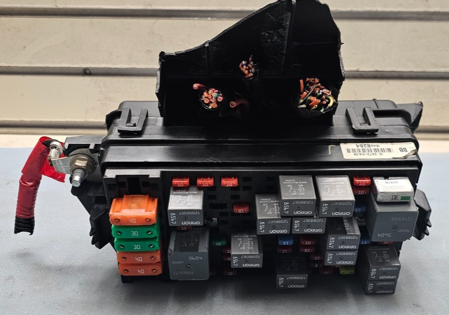 🔥00-05 DEVILLE SEVILLE Engine Fuse Relay Box Wiring Harness Junction Block