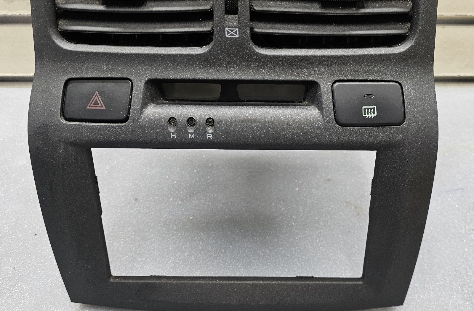 🔥01-06 HYUNDAI SANTA FE OEM BLACK CENTER DASH RADIO HEAT AC VENT TRIM BEZEL