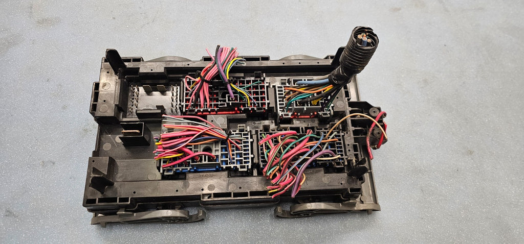 07-09 Suburban Yukon Engine Fuse Box Relay Body Control Module Integrated Power