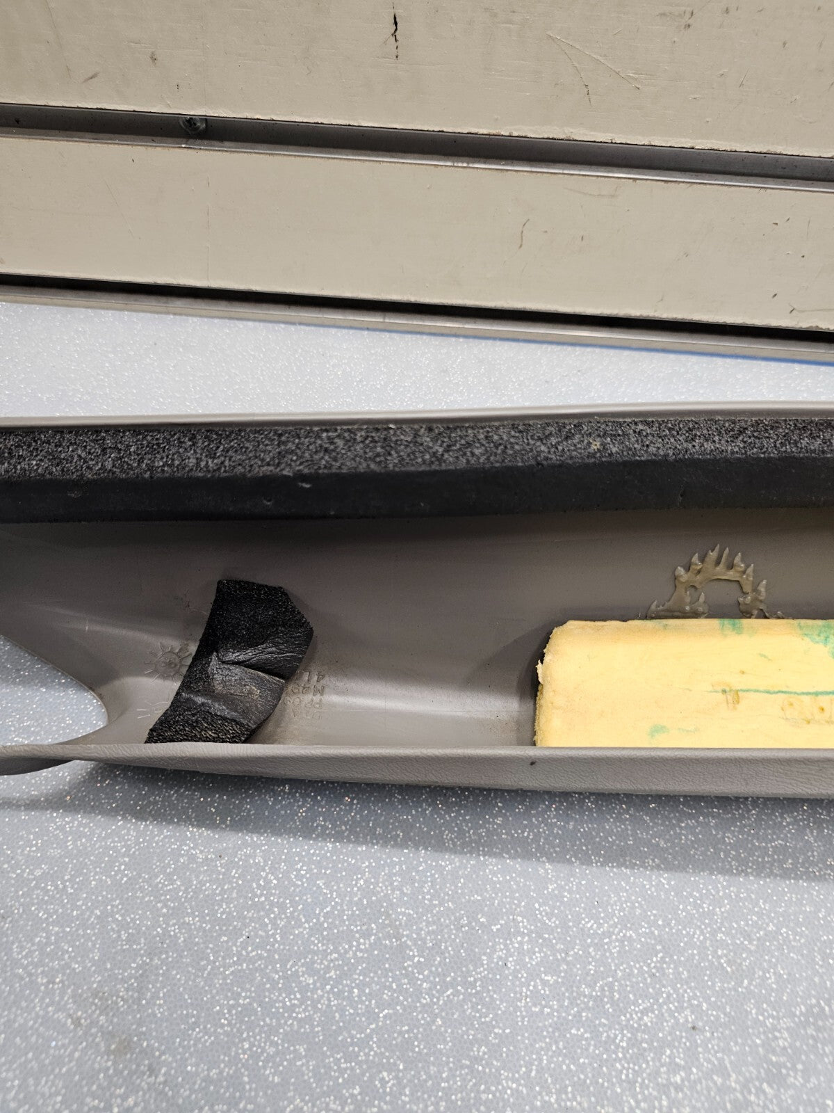 🔥99-06 SILVERADO SIERRA Roof Molding A PILLAR Trim LEFT Driver LIGHT GRAY P3